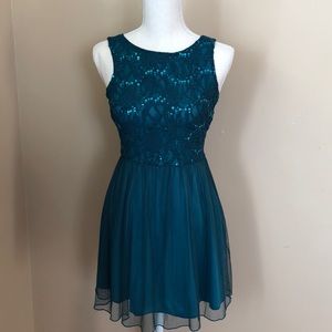 Speechless junior dress dark green